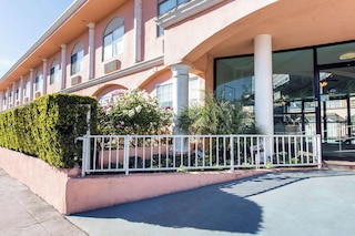 ロードウェイ  イン ニア メルローズ アベニュー