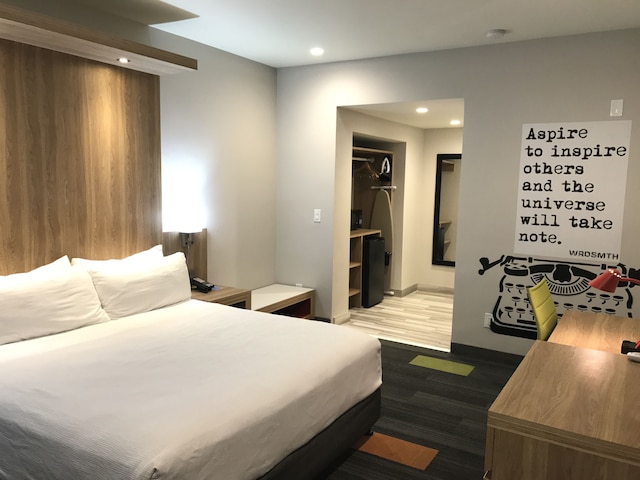 ロードウェイ  イン ニア メルローズ アベニュー