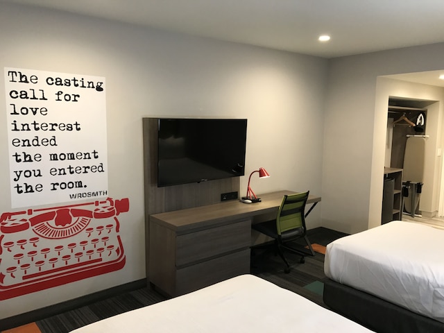 ロードウェイ  イン ニア メルローズ アベニュー