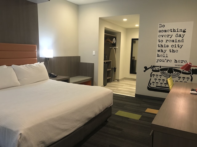 ロードウェイ  イン ニア メルローズ アベニュー