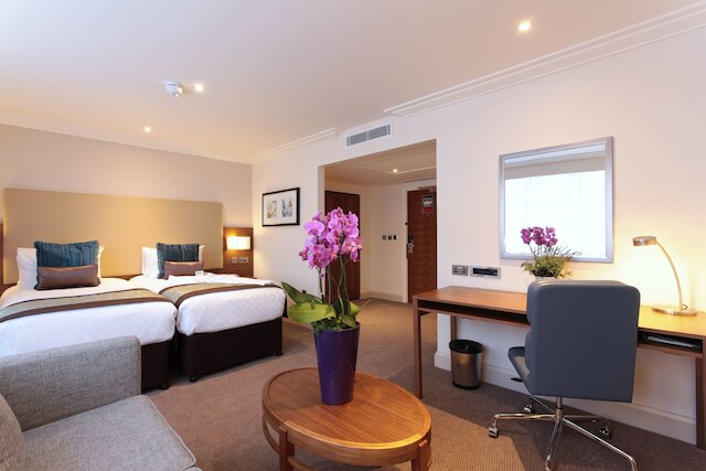 ザ マーブル アーチ オテル, バイ シスル