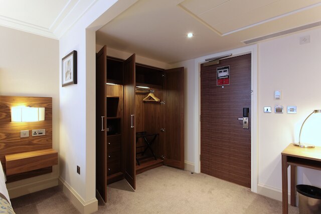 ザ マーブル アーチ オテル, バイ シスル