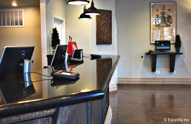 アナハイム キャメロット イン & スイーツ