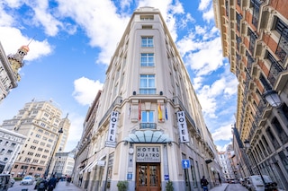 ホテル クアトロ プエルタ デル ソル