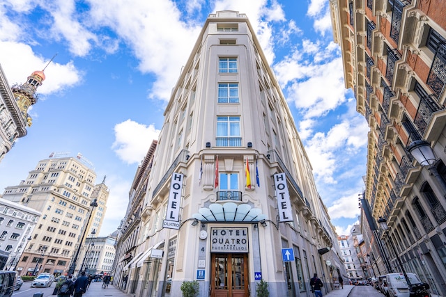 ホテル クアトロ プエルタ デル ソル