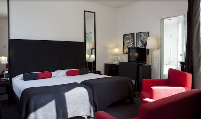 ホテル クアトロ プエルタ デル ソル