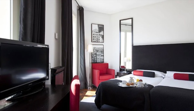 ホテル クアトロ プエルタ デル ソル