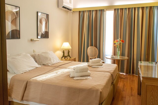 カンディア ホテル