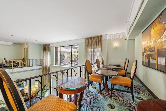 エンバシー ホテル