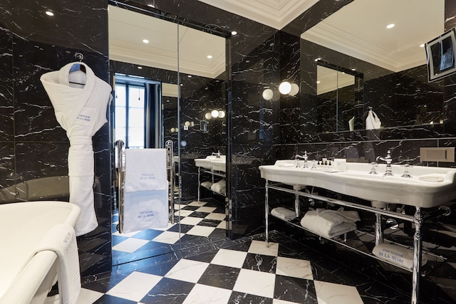 パビリオン ドゥ ラ レーヌ & スパ, プラス デ ヴォージュ