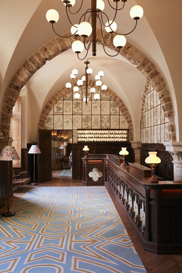 アベイ デ ヴォー ド セルネイ バイ パリ ソサエティ