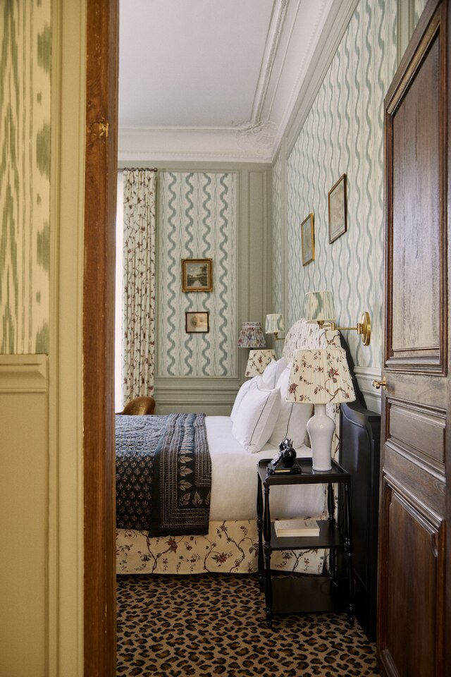 アベイ デ ヴォー ド セルネイ バイ パリ ソサエティ