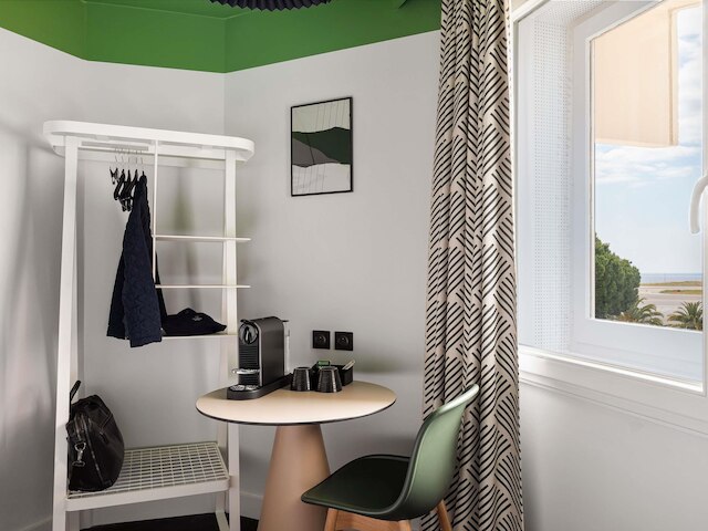 イビス ニース アエロポール プロムナード デ ザングレ