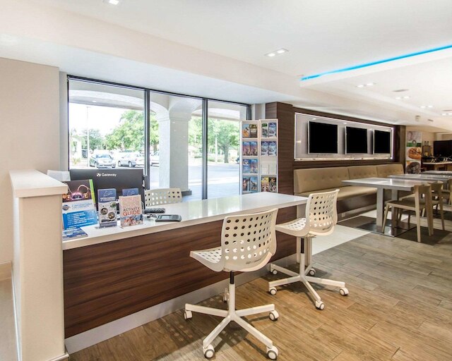 クオリティ イン & スイーツ バイ ザ パークス