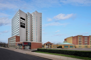 ナイアガラ フォールズビュー ホテル & スイーツ