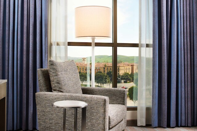 ダブルツリー バイ ヒルトン アーヴァイン - スペクトラム