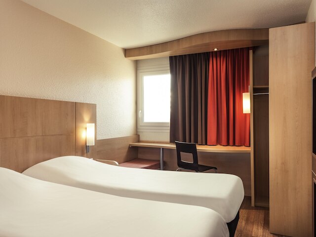 イビス エピネ シュル セーヌ ジェンヌビリエ