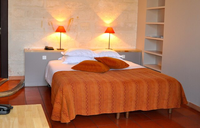 ホテル レ クロワトル サン ルイ