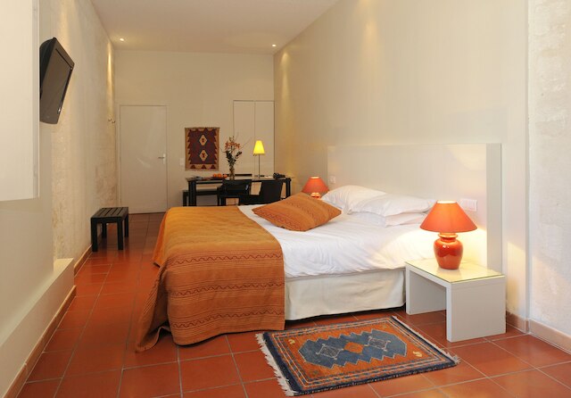 ホテル レ クロワトル サン ルイ