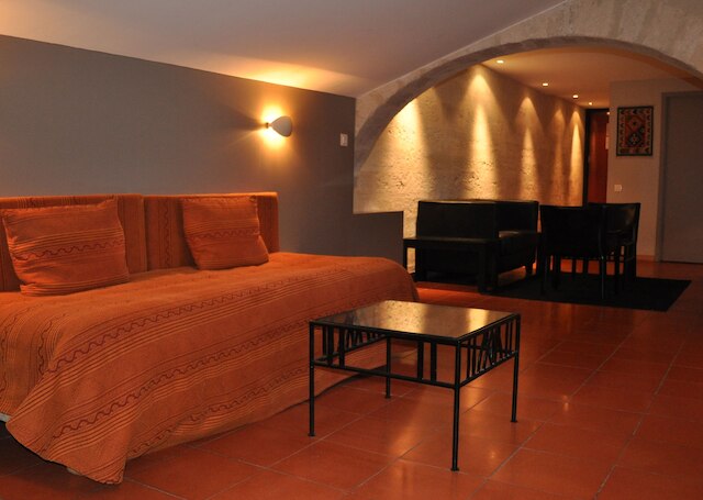 ホテル レ クロワトル サン ルイ