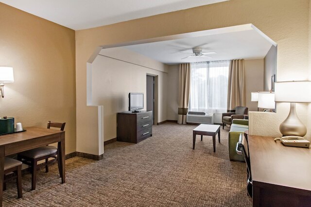 コンフォート スイーツ メインゲート イースト