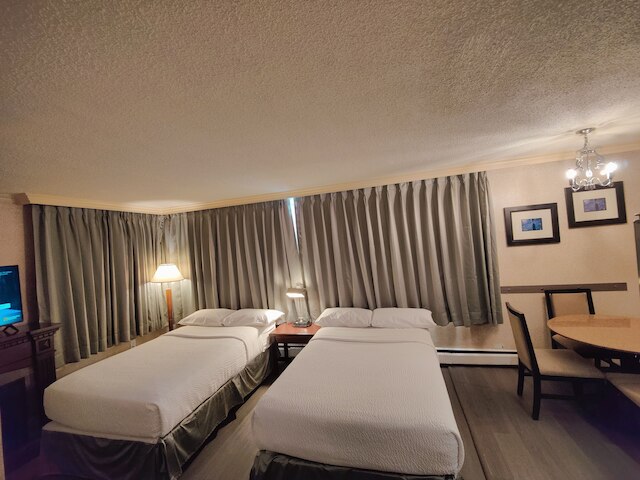 ディヴィヤ・スートラ・スイーツ オン ロブソン ダウンタウン バンクーバー