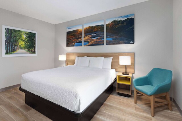 デイズ イン バイ ウィンダム ハッチンソン