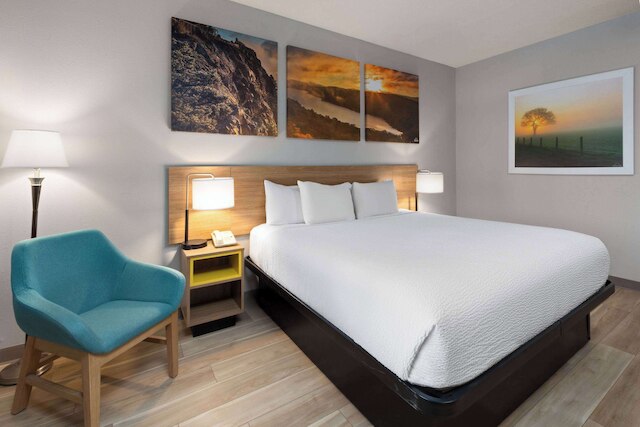 デイズ イン バイ ウィンダム ハッチンソン