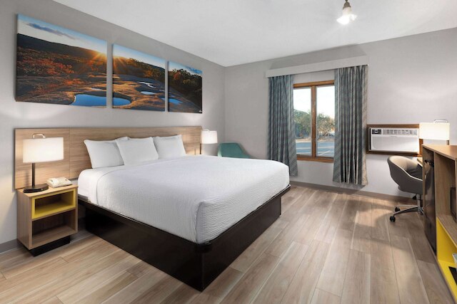 デイズ イン バイ ウィンダム ハッチンソン