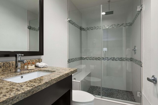 デイズ イン バイ ウィンダム ダウニー