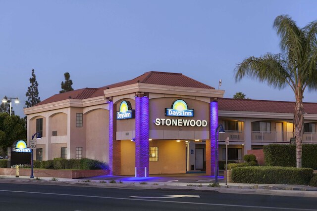 デイズ イン バイ ウィンダム ダウニー