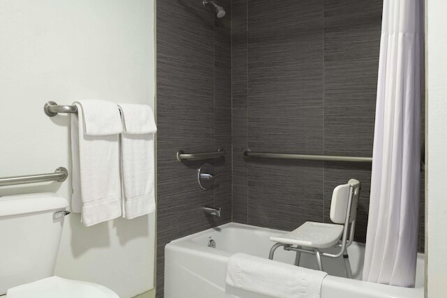 デイズ イン バイ ウィンダム ダウニー