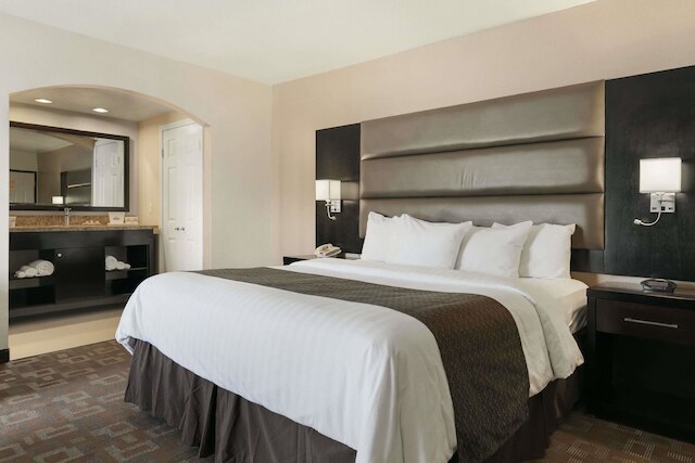 デイズ イン バイ ウィンダム ダウニー