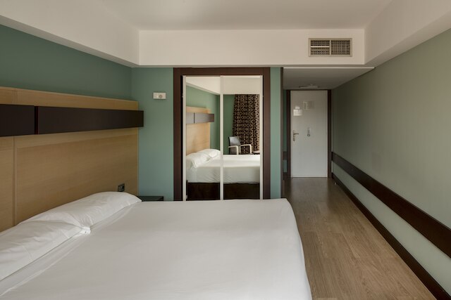 ホテル シウダッド デ ログローニョ