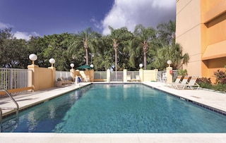 ラ キンタ イン & スイーツ バイ ウィンダム マイアミ エアポート イースト