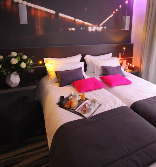 ホテル ルミエールズ モンマルトル パリ