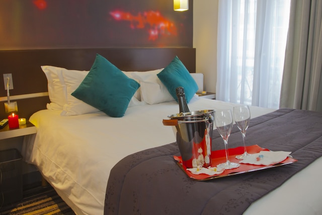 ホテル ルミエールズ モンマルトル パリ