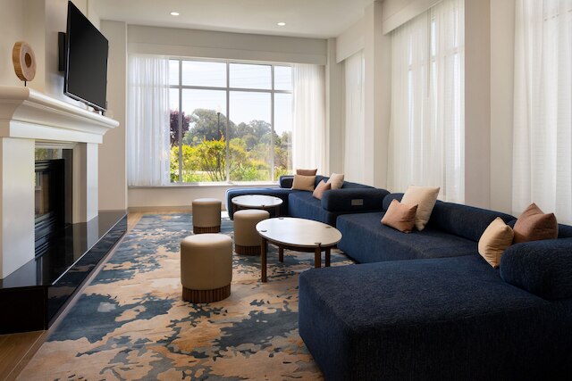 クールヤード サンフランシスコ エアポート バーリンゲーム