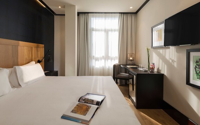 H10 プエルタ デ アルカラ 4* Sup