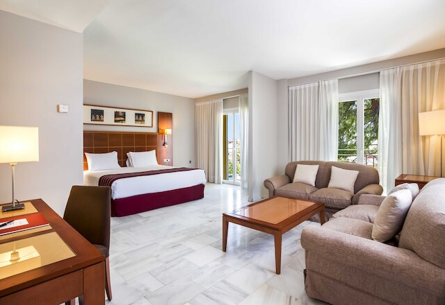 エクセ ラス アデルファスホテル