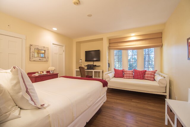 チャンネル ロード イン、ア フォー シスターズ イン