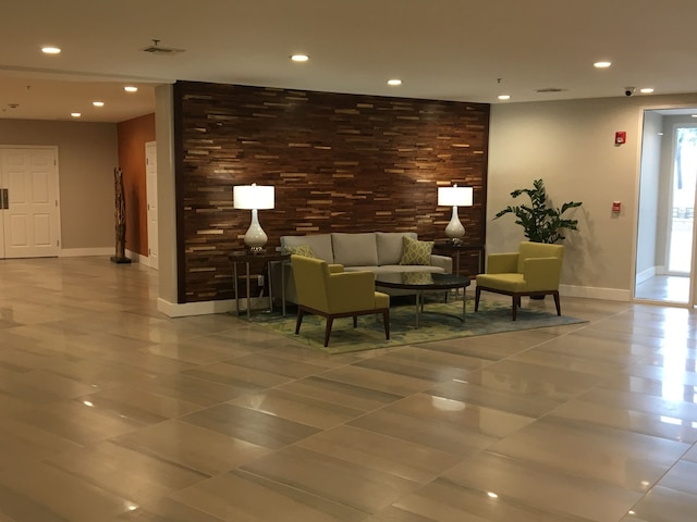 ホリデイ イン & スイーツ デイトナ ビーチ オン ザ オーシャン by IHG