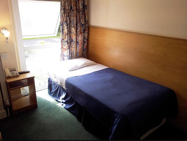 ウエスト クロムウェル ホテル