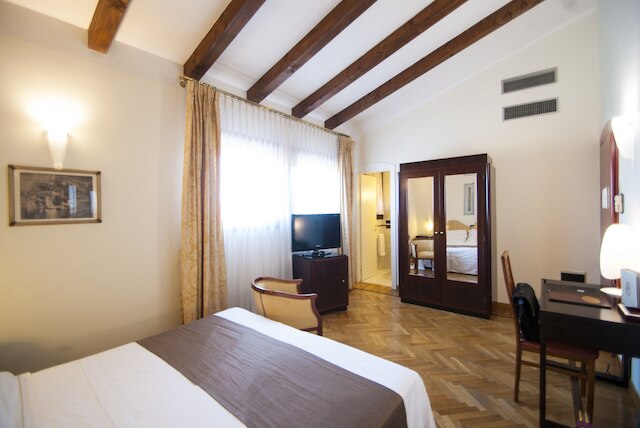 アッラ ロッカ ホテル