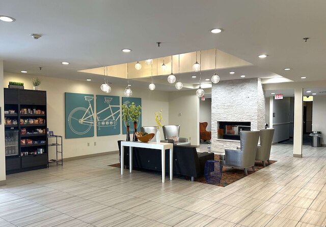 ベスト ウェスタン エリー イン & スイーツ