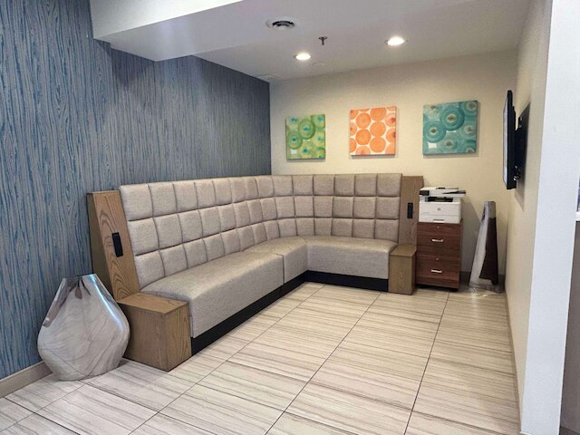 ベスト ウェスタン エリー イン & スイーツ