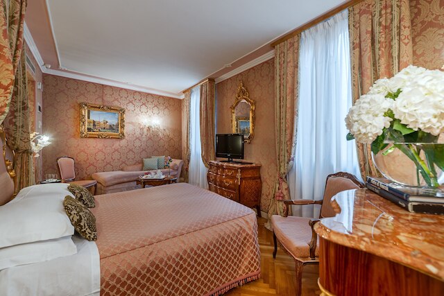 ホテル アンティコ ドージ