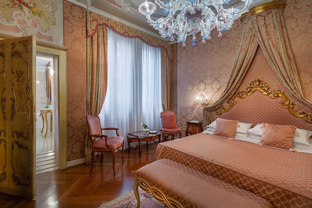 ホテル アンティコ ドージ