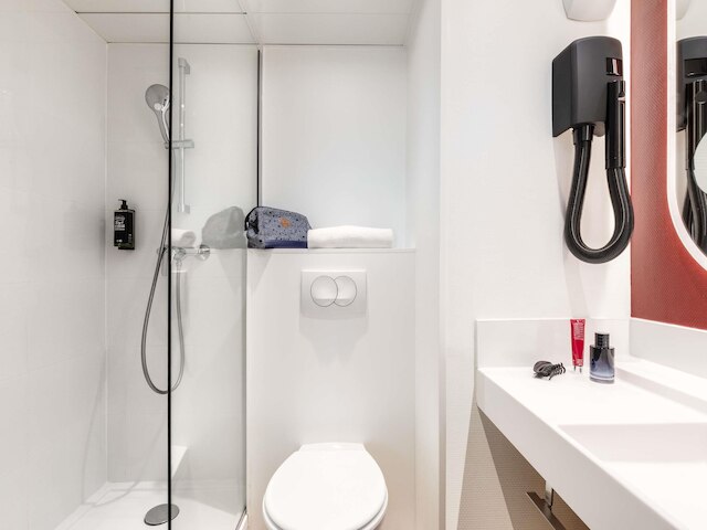 イビス パリ ポルト ドゥ モントルイユ