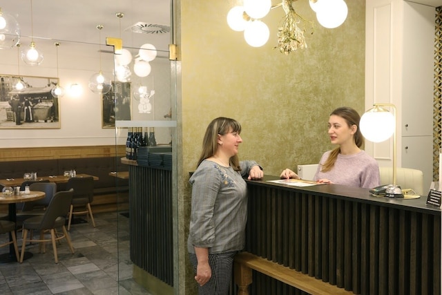 アット ジ オールド レディ